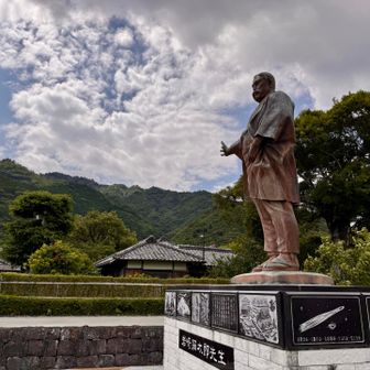 岩崎弥太郎像と妙見山