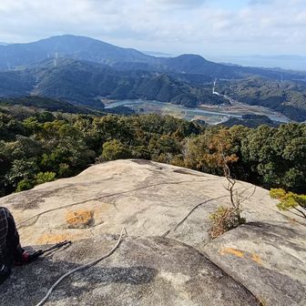 次郎丸山頂付近の岩場。いい眺め〜🏞️
