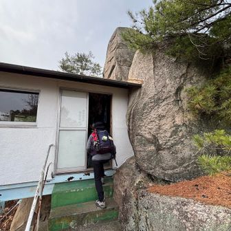 建物の中に妙見神社、登山道も扉を開けて