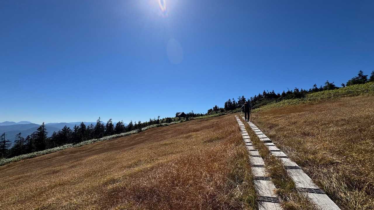 会津駒ヶ岳・中門岳、草紅葉広がる稜線へ の写真 8