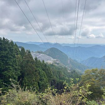 鳥首峠の鉄塔より。
あそこも石灰岩の採掘場なのか？