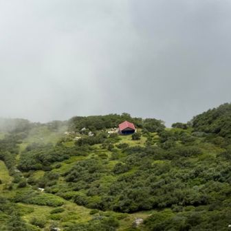 立ち入り禁止の擂鉢窪避難小屋が見える