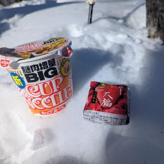 風が避けられる所で軽くお昼ごはん