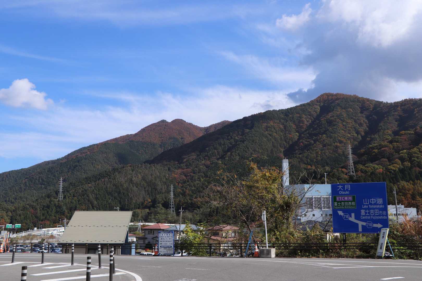 歩いてきた山を見返す