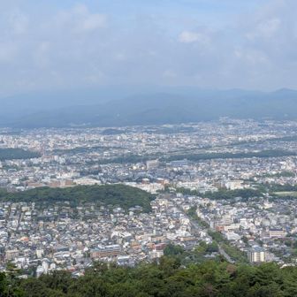 火床から
愛宕山は霞んで見えない
赤トンボがたくさん飛んでいました