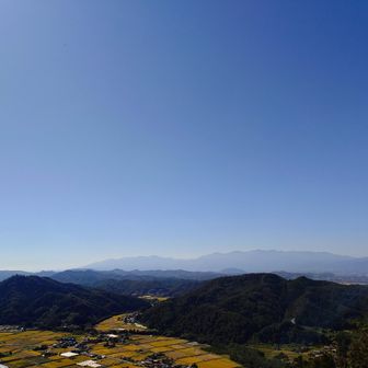 安達太良も吾妻も快晴だ。

吾妻の噴煙も見える。

目の前の尾根尾根を見て、山座同定をこころみるがどれがどれやら・・・

イライラしてきて、大きくため息をつき、忘れた事とする。

