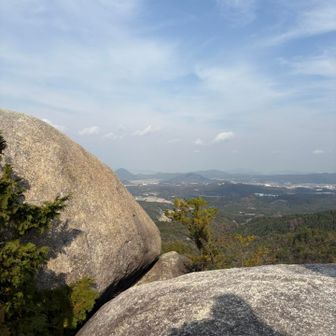 天狗岩🪨
直下から岩を登っててっぺんへ。
細い岩の間を通ったりして登ります
てっぺん到着
