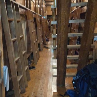 部屋は三人づつ