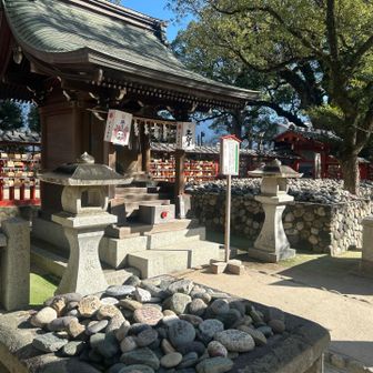湯方神社と湯方神社乃子安石

御降誕の時産婆姿の職を仕え奉りし神なり安産乃小児成長を祈る其傍に子安石あり安産のためまたは小児成長のためこの石を持ち帰りで御願成就の時外に一個の石を添えて返し奉る又目を閉じて子安石を手彩　妊娠の男女を占う風習あり
宇美八幡宮参拝の栞より