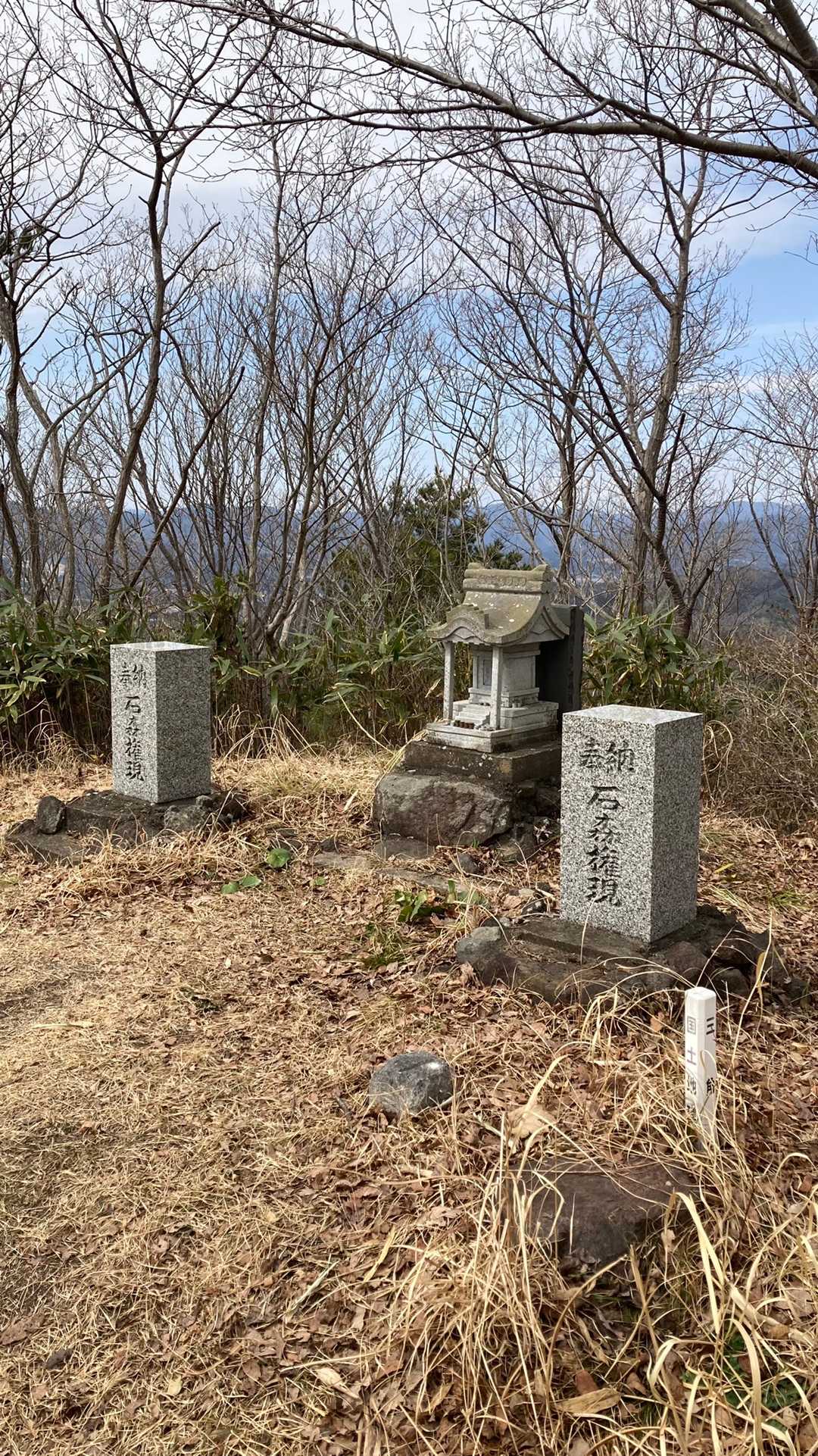 石森山の山頂⛰
石森権現と二等三角点(点名：磐城山、224.40m)
