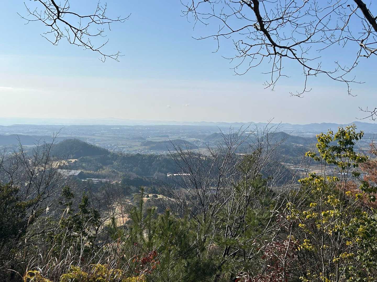 南側の眺望。木々が少しだけ邪魔するものの、淡路島まで見える素敵な景色。