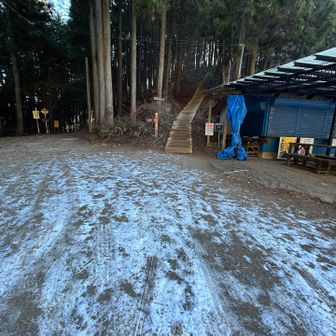 日陰は雪が凍って残ってる