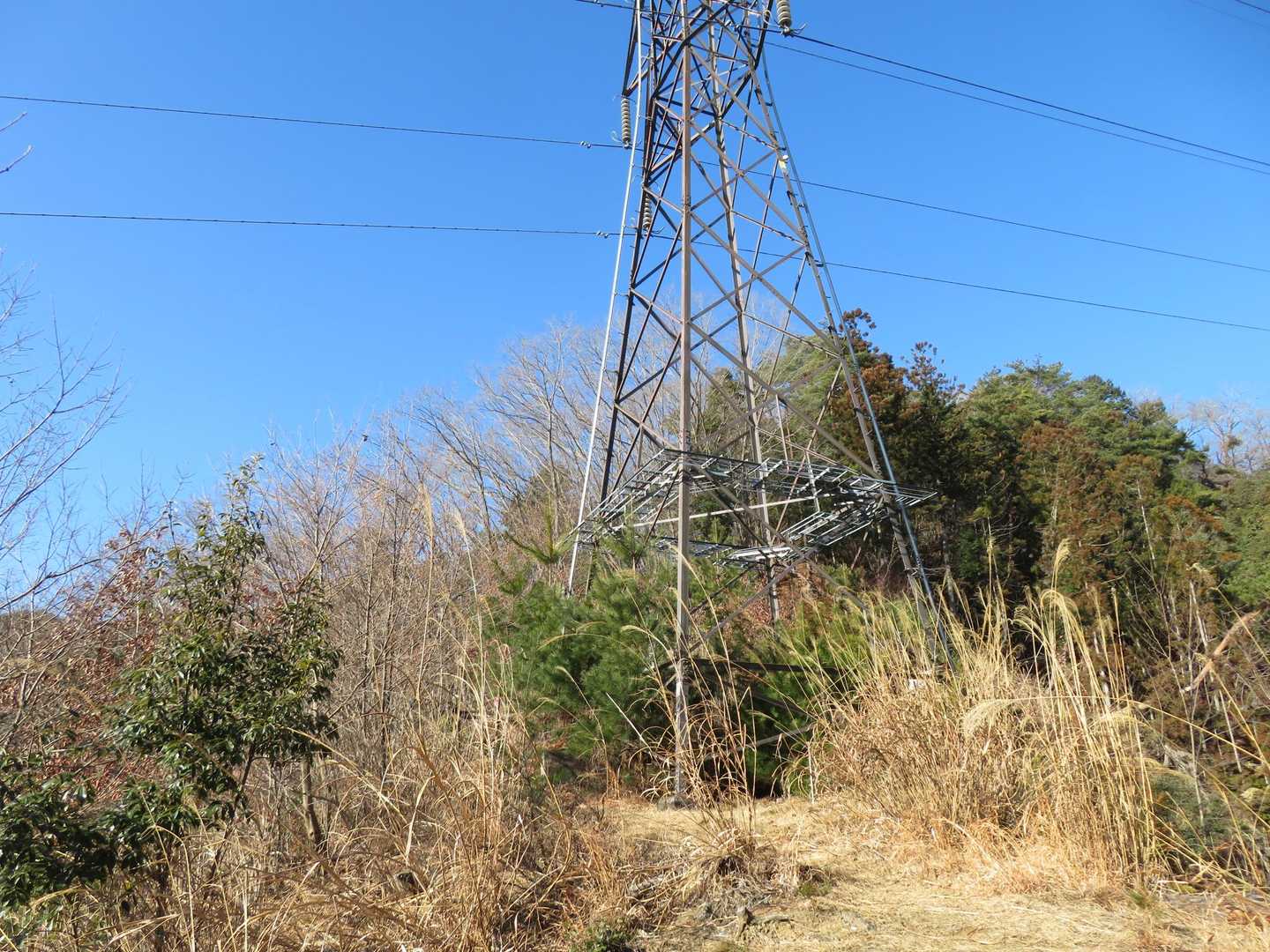二番目の送電鉄塔。このすぐ先が亀ケ岳展望台です。