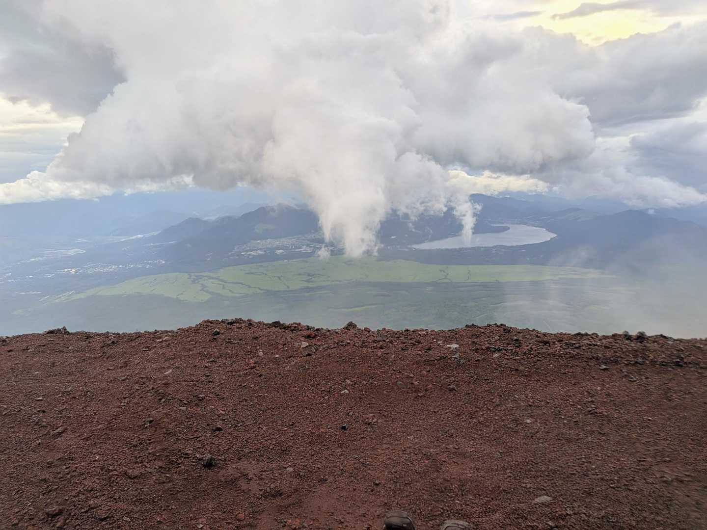 下山道。雨風の中歩いてきて下の様子がちょっと見えただけでテンション上がる