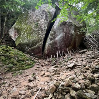 凄い岩
鬼滅の刃のモデル？