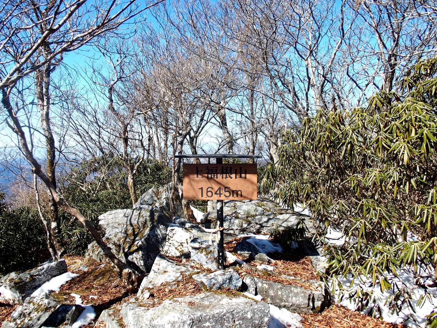 いくつかのピークに騙され騙され💢
ハアハア(´Д｀)で上福根山山頂✨