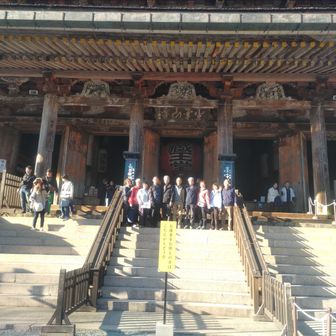 ここは高校3年だった時に遠足で来た550人全員での記念撮影した場所。お寺の方に協力いただき同じ場所で撮影できた！