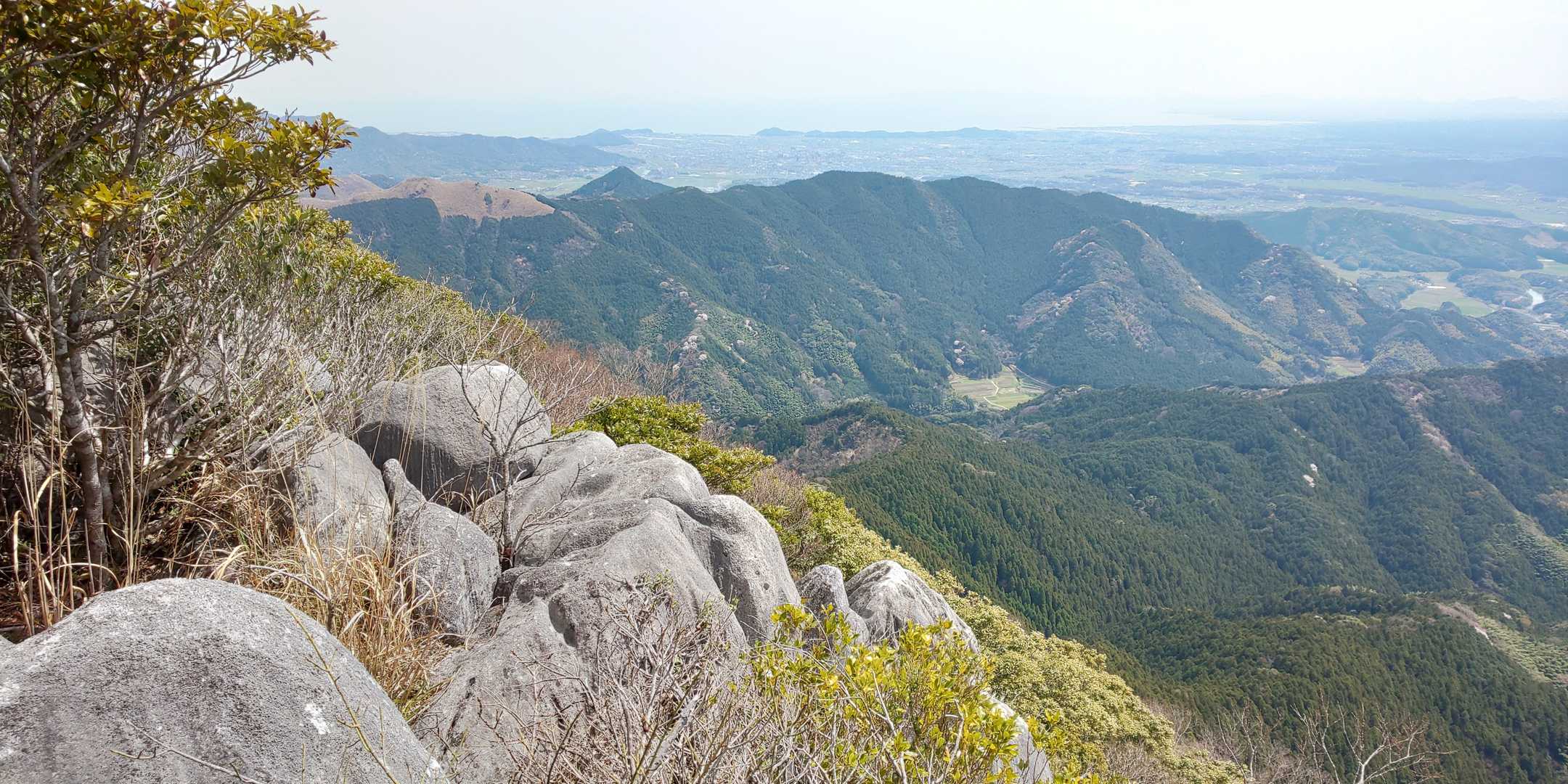 奥に周防灘、行橋市内、右手に平尾台(ラクダ山・七つ森、行橋塔ケ峯)