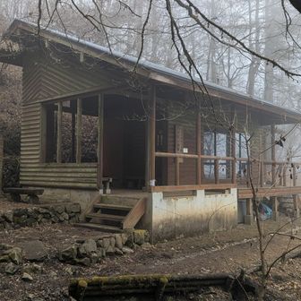 避難小屋。ここで昼飯食べて戻ります。