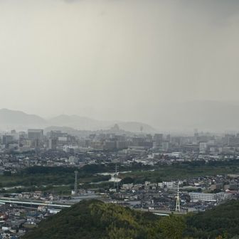 北側の眺望。
中央に姫路城ですが…
雨降ってますね☔