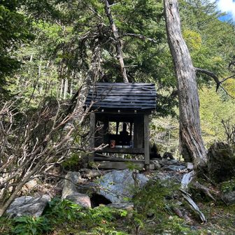 作中にも出てくる山の神様まで散策。