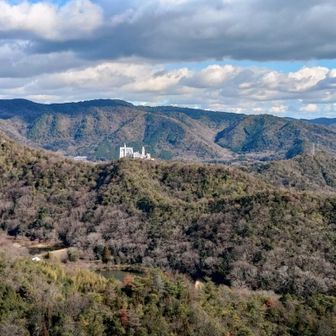 東に、白鳥城の向うに書写山山系。