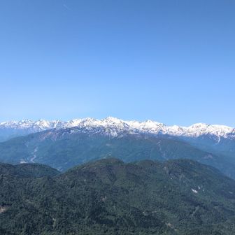 青空と白馬連峰の残雪と新緑