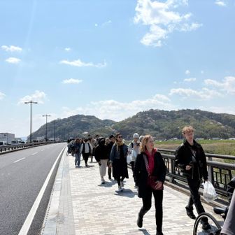 こちらから橋を渡り男山にむかいます