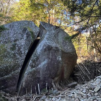 巨岩、桃太郎岩。右に梯子。