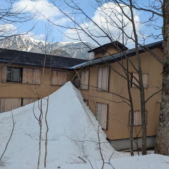 中の湯の裏手まで戻って来ました。
2階から滑り下りられるぐらいの雪ですね！