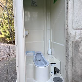 登山口脇にある仮設トイレ🚽綺麗です。