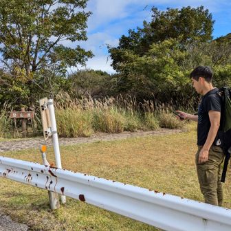 目立たない大曲登山口。なおハンサムな横顔の人物は私でなく友人です
