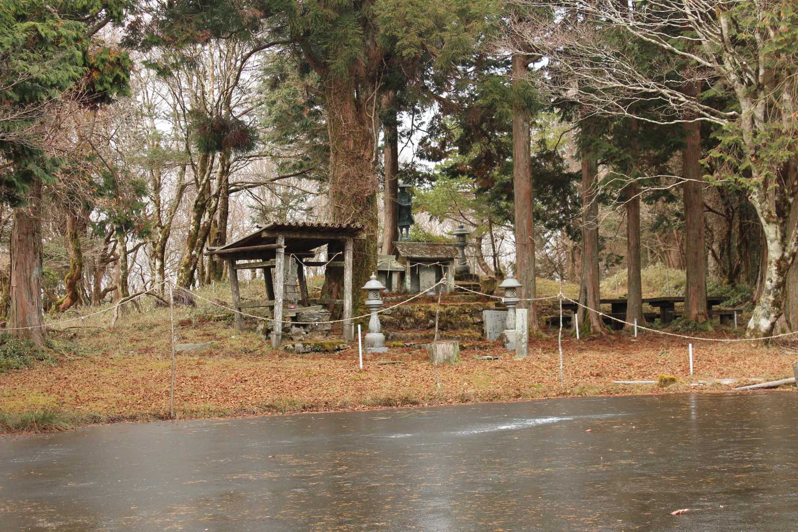 池の向こう側にお大師さまがいらっしゃいます。