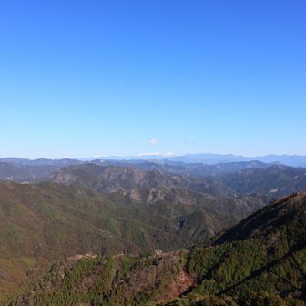 西の覗きからの眺望です。遠くには南アルプスが綺麗でした。連峰の一番右にある尖った聖岳の姿が印象的でした。