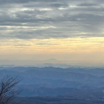 筑波山が薄ーく見えました。
奥の方が明るいのは雲の厚さのせいなのかな？