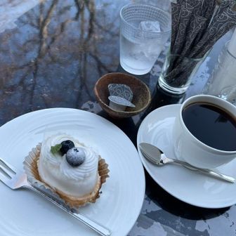 レアチーズケーキセット🍰
コーヒーも美味しい😋