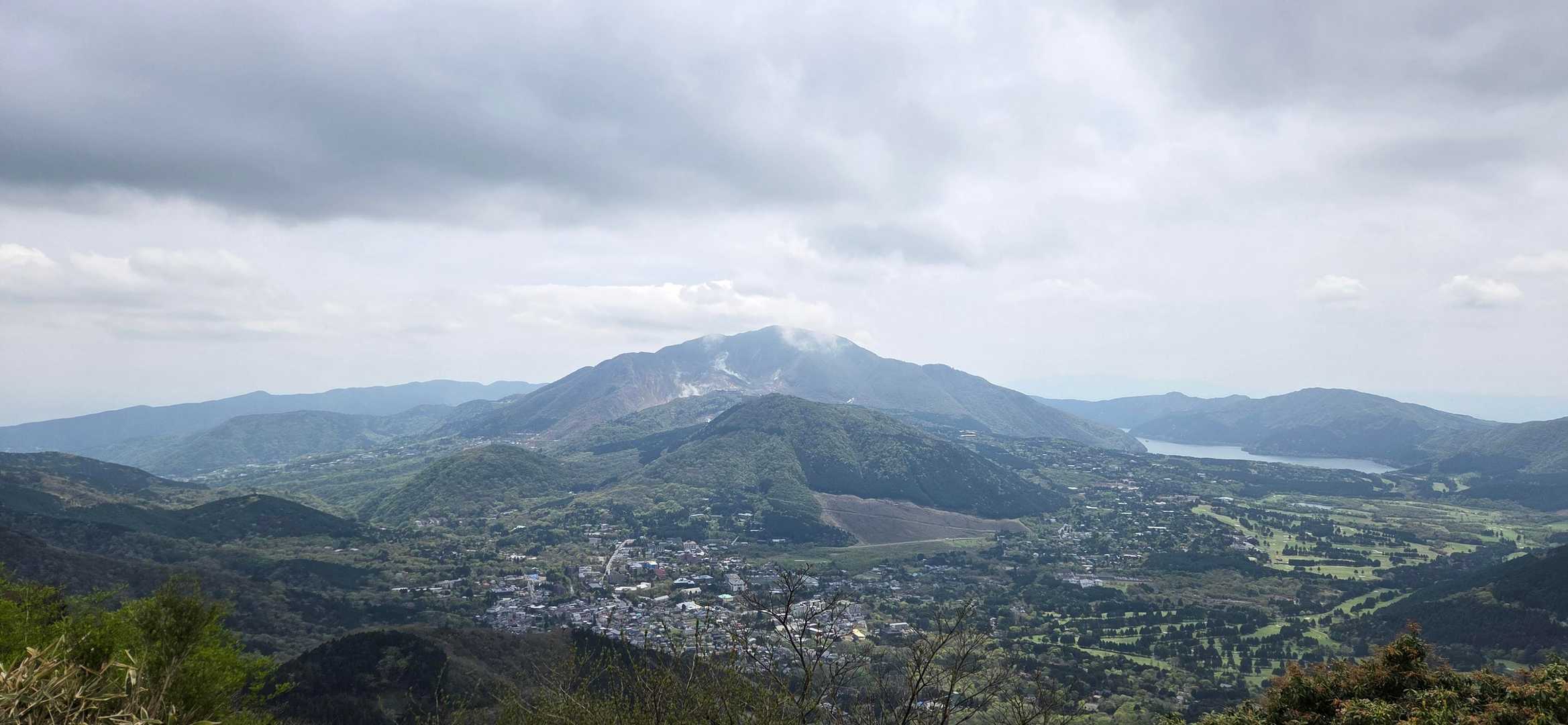 神山と箱根駒ヶ岳
実は快晴だったら長尾峠の先で一度芦ノ湖に下りて、この2山に登ることも考えていたけど、箱根湯本の時点で諦めました😓