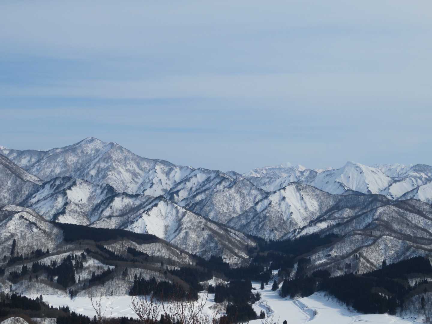 さっき撤退した白根山への稜線　あの大キレットで引き返したのです。