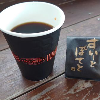 ガイドさんが淹れてくれたコーヒーとおやつ。美味しいコーヒーと山の話がたくさん聞けて楽しかったです。