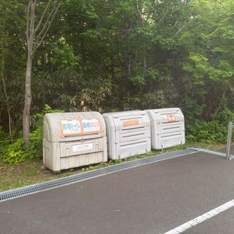 途中にトイレブースが３ヶ所ありますが、携帯トイレが必要です。