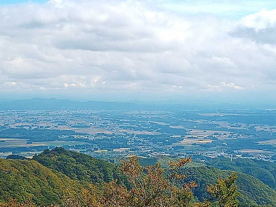 山頂からの眺め。
国見山、珊瑚岳の方向だそうです。