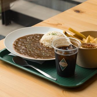 シェールミエールでランチ。
「欧風カレー」「シェアポテト」
そして「TAJIMAブレンド アイスコーヒー」
