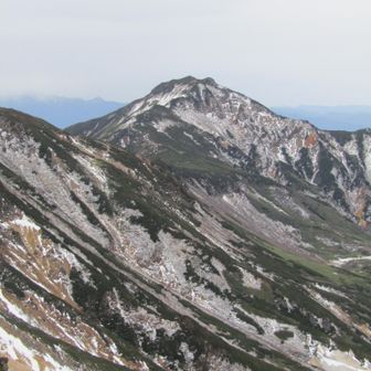 振り返る。富良野岳。