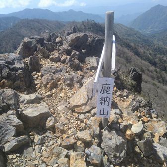 鹿納山頂上から大崩山など周りの山々を眺めます🙋