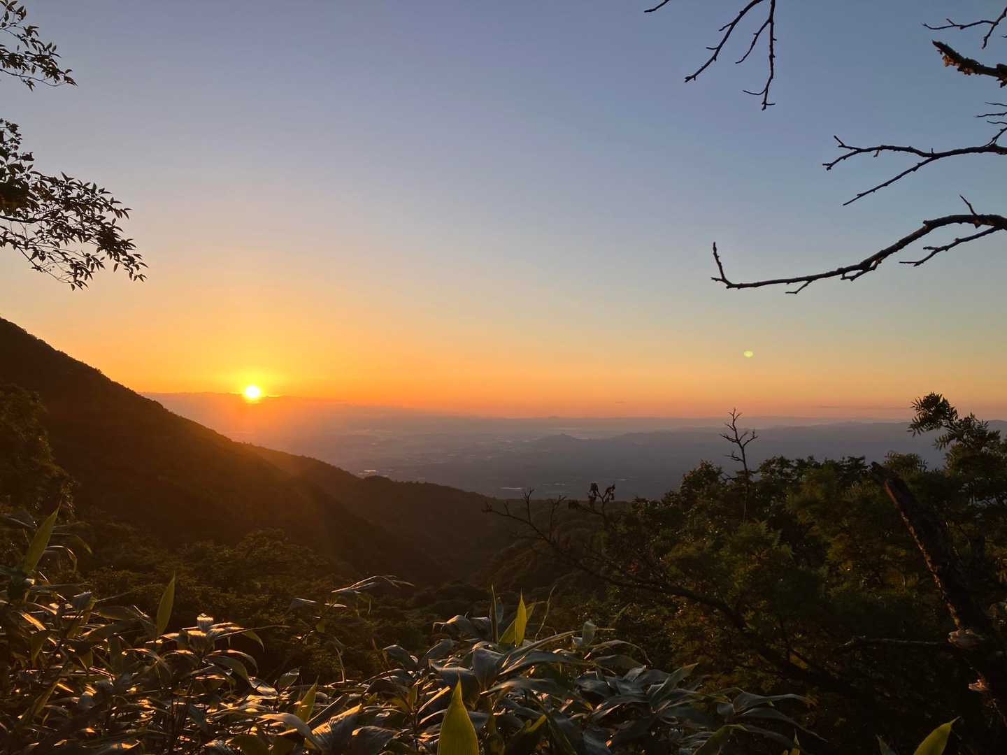 那須の雄大な山並みを一望、なだらかな緑の絨毯をのんびり進む雲上の旅の写真
