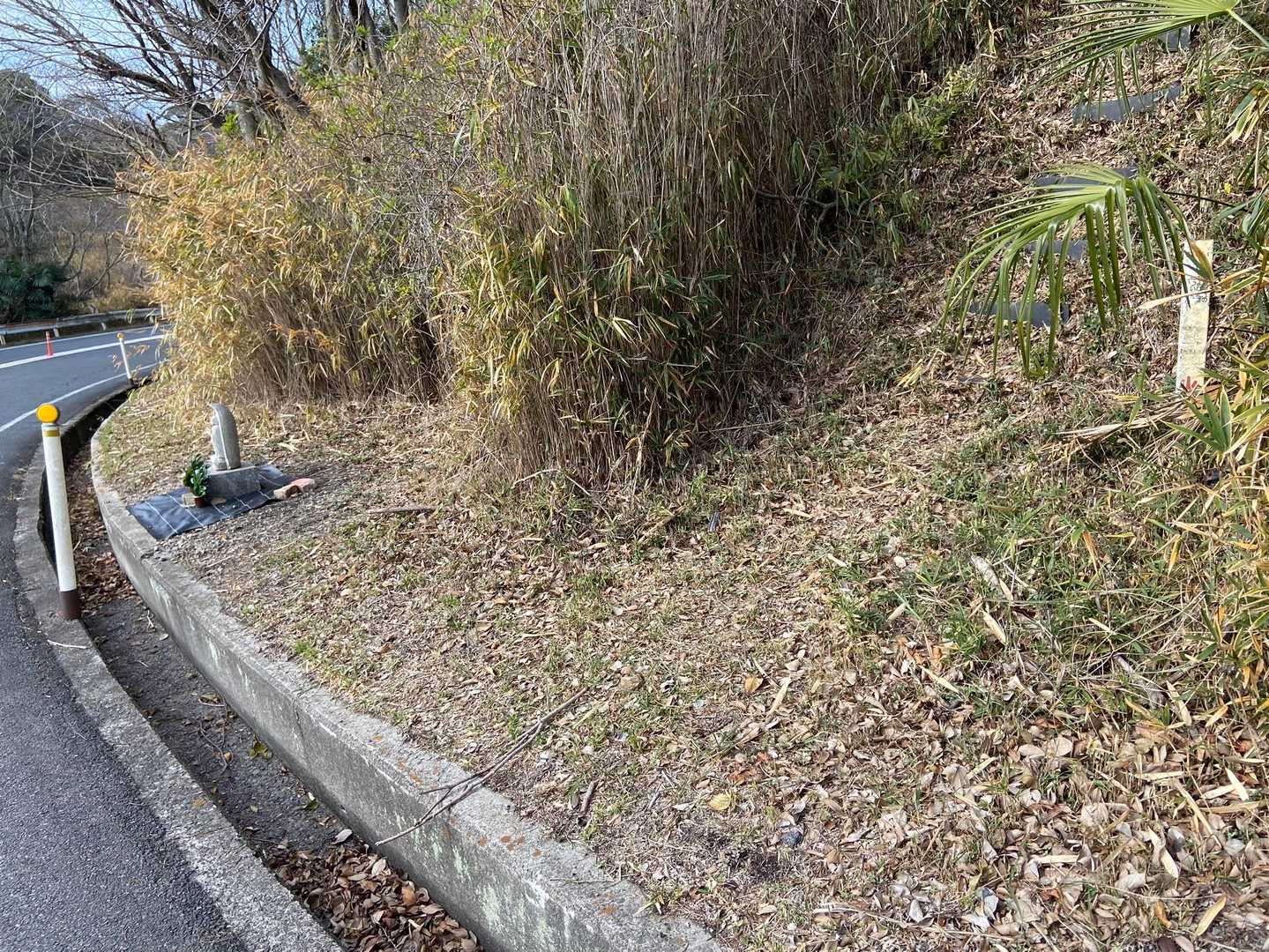 🅿️から、少し南に行くとお地蔵様が右手に見えてきます。その手前が祇園山への登山口です。
フォロワーさんも書かれていましたが、スカイラインを歩く時は歩道スペースが狭い上にカーブが多いので、歩く時や横断時には🚗🏍に要注意です⚠️