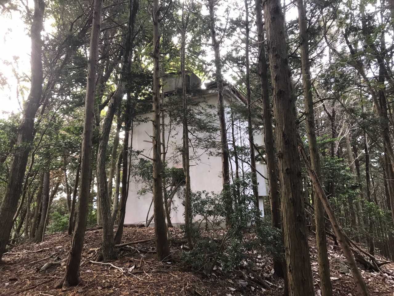 ピーク付近到着。
怪しげな建物があります…