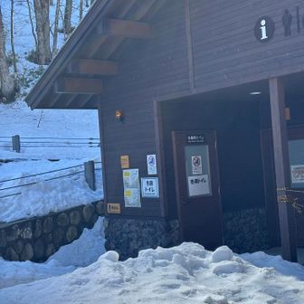 大正ホテルのトイレ🚽
県道から見ると「冬季閉鎖」しか見えなくてトイレが無いように思えますが、裏側にちゃんと冬季専用トイレがあります（気付かない人多そう）
