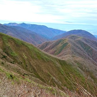 山頂近くの右側の稜線
山深い