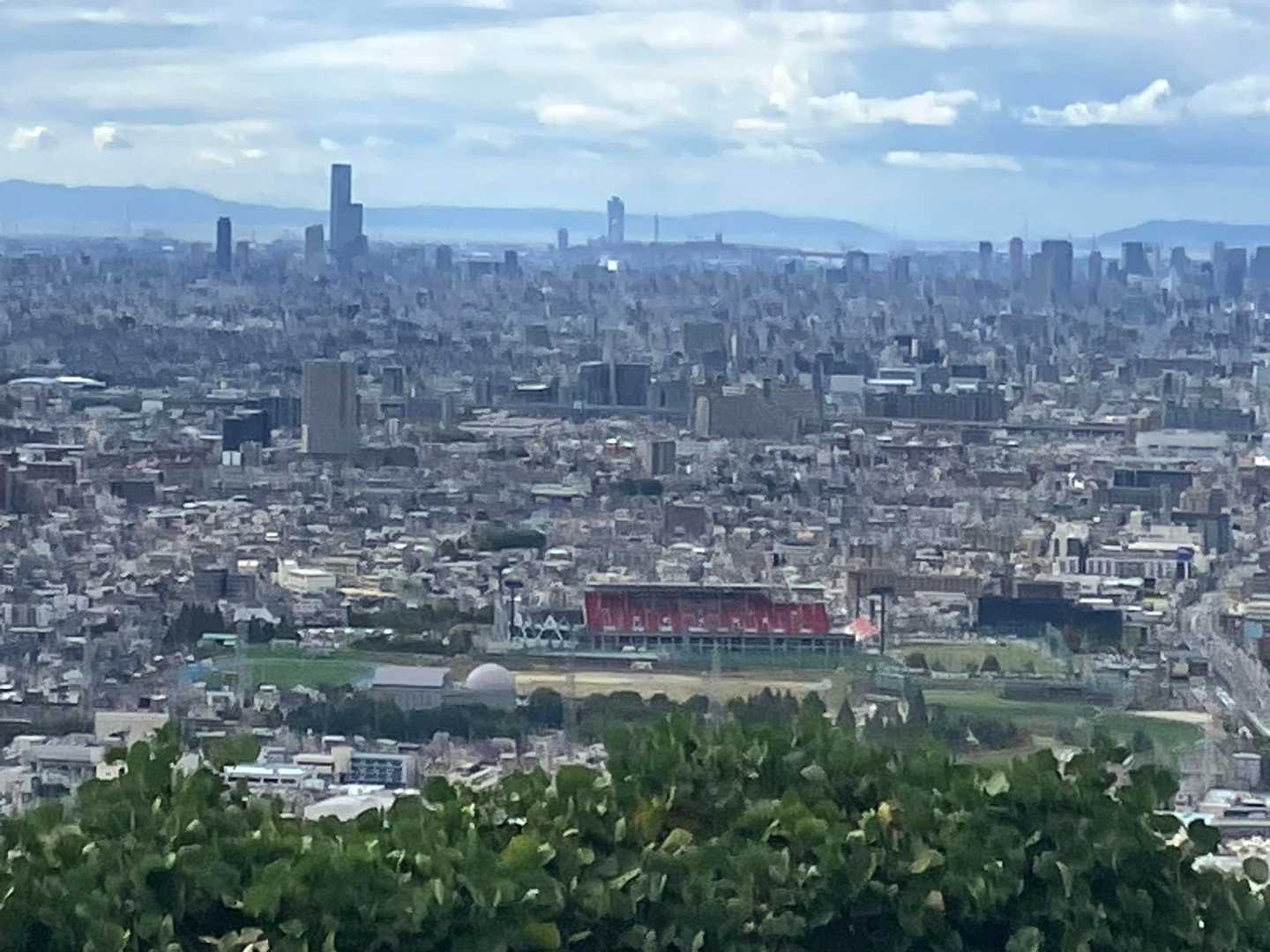 聖地花園ラグビー場と奥にあべのハルカス